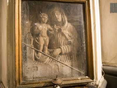 ...la seconda � il quattrocentesco bassorilievo della Madonna della Neve, che con un saio a grosse pieghe scanalate regge alla sua destra il Bambinello in piedi, nudo. Sotto di loro sono disegnati una chiesa e un campanile, a ricordo del miracolo della neve ad agosto: quello che nel IV secolo convinse Papa Liberio ad erigere la famosa basilica romana dedicata alla Madre di Dio